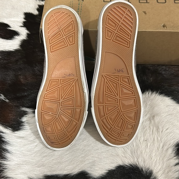 Women’s Roper Shoes - Picture 2 of 8